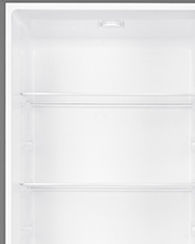 Απεικονίζεται κοντινό στα ράφια.